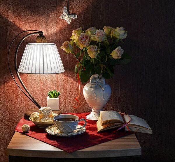 Mesa ordenada con taza y planta en luz suave