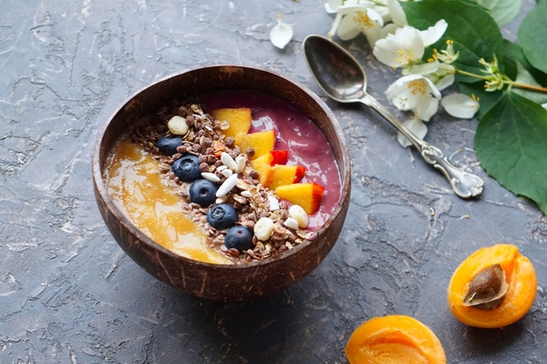 Tazón con fruta tropical y cereales
