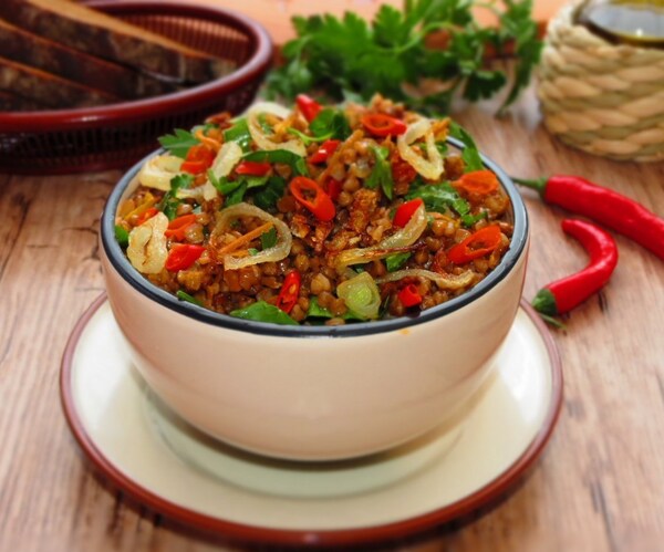 Plato sencillo con verduras y granos integrales