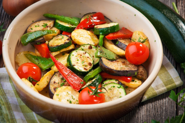 Plato sencillo con verduras frescas